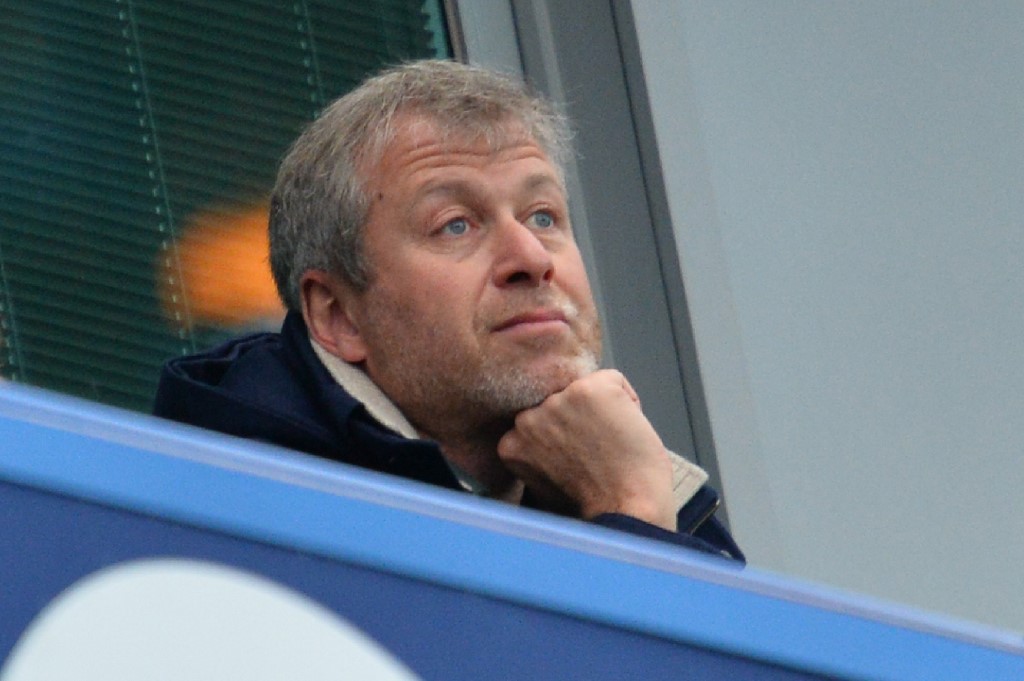 Sur cette photo d'archive prise le 21 février 2016, le propriétaire russe de Chelsea, Roman Abramovich, regarde le match de football du cinquième tour de la FA Cup entre Chelsea et Manchester City à Stamford Bridge à Londres (Photo, AFP).