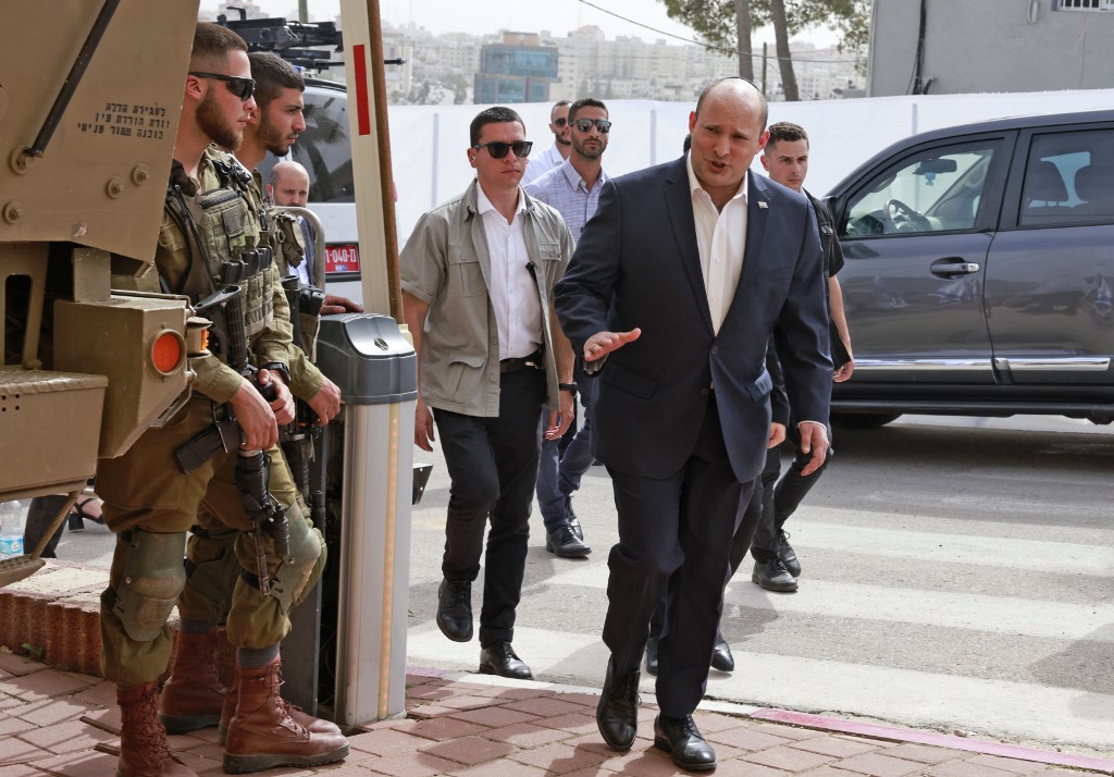 Le Premier ministre israélien Naftali Bennett (à droite) arrive au quartier général de l'armée israélienne à Beit El en Cisjordanie occupée le 5 avril 2022.