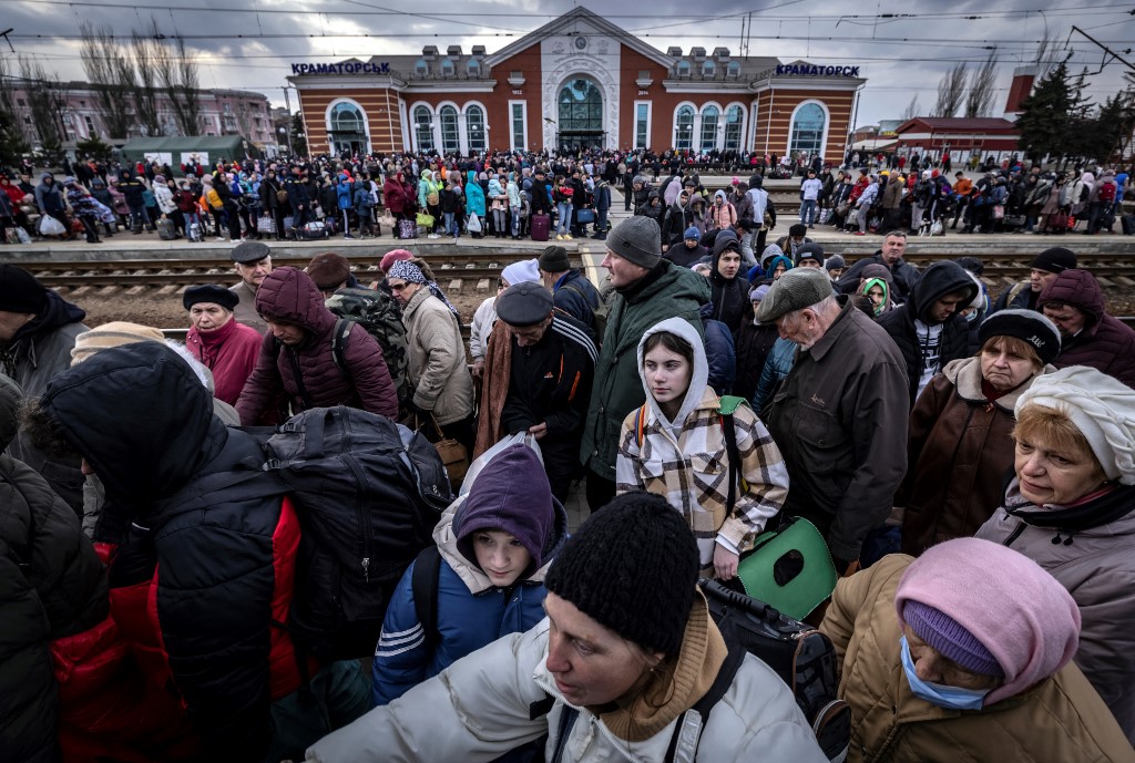 Des familles marchent sur un quai pour monter à bord d'un train à la gare centrale de Kramatorsk alors qu'elles fuient la ville orientale de Kramatorsk, dans la région du Donbass, le 5 avril 2022 (Photo, AFP).