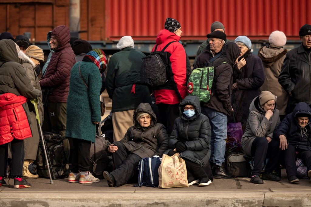 Des familles marchent sur un quai pour monter à bord d'un train à la gare centrale de Kramatorsk alors qu'elles fuient la ville orientale de Kramatorsk, dans la région du Donbass, le 5 avril 2022 (Photo, AFP).