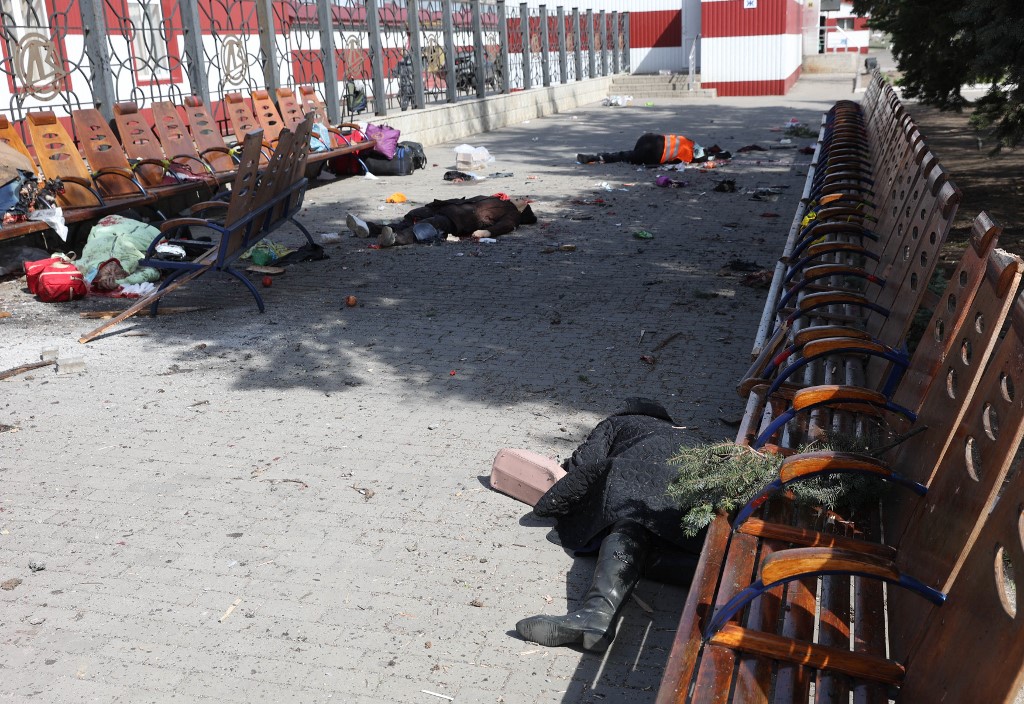 Des blessés sont vus allongés sur la plate-forme à la suite d'une attaque à la roquette contre la gare de la ville orientale de Kramatorsk, dans la région du Donbass, le 8 avril 2022 (Photo, AFP).