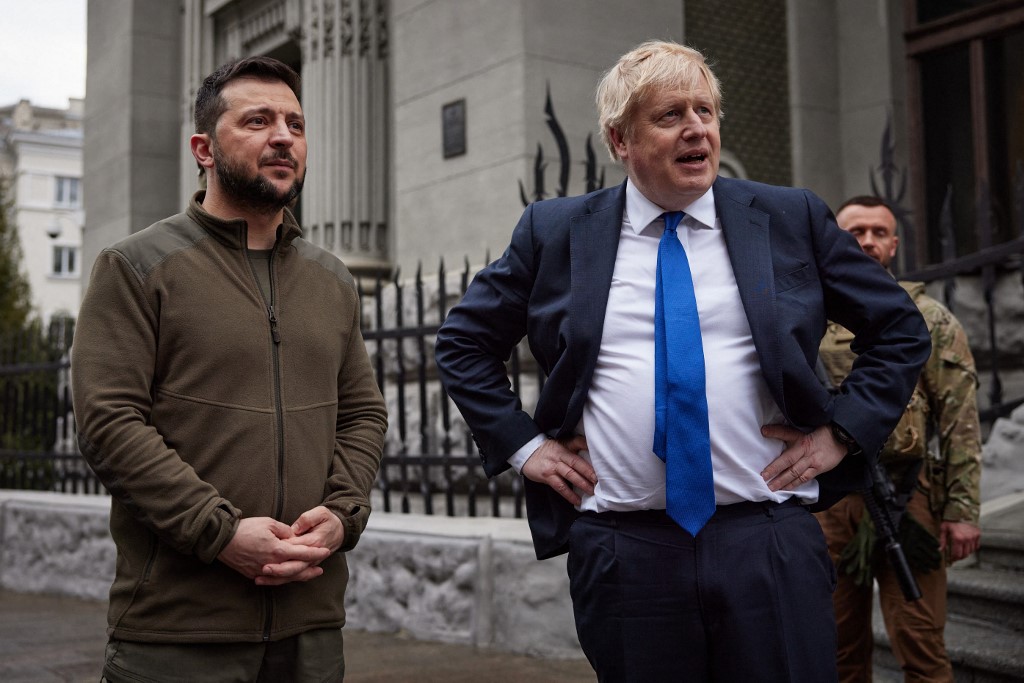 Boris Johnson et Volodymyr Zelensky visitant le Mémorial aux Cent Héros Célestes alors qu'ils marchent dans le centre de Kiev, le 9 avril 2022