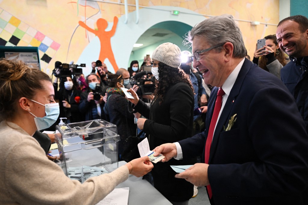 Le candidat présidentiel du parti de gauche français La France Insoumise, Jean-Luc Melenchon, montre sa carte d'identité avant de voter pour le premier tour de l'élection présidentielle française dans un bureau de vote à Marseille, dans le sud de la France, le 10 avril 2022 (Photo, AFP). 