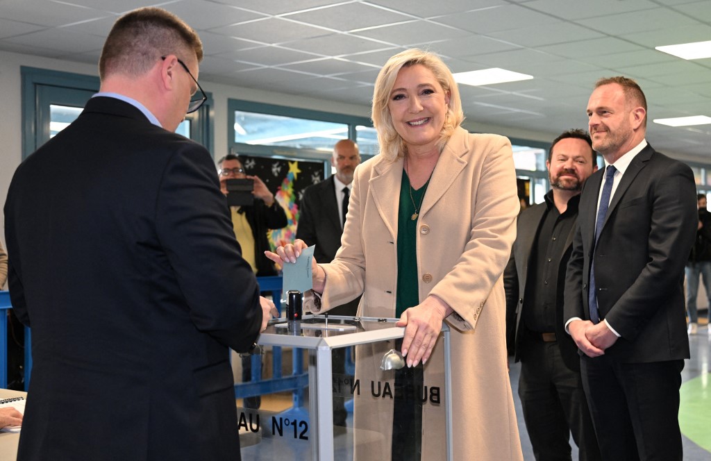 La candidate à la présidence du Rassemblement national du parti d'extrême droite français Marine Le Pen vote aux côtés du maire français d'extrême droite du Rassemblement national d'Hénin-Beaumont Steeve Briois pour le premier tour de l'élection présidentielle française lors d'un scrutin station à Hénin-Beaumont, dans le nord de la France, le 10 avril 2022 (Photo, AFP). 