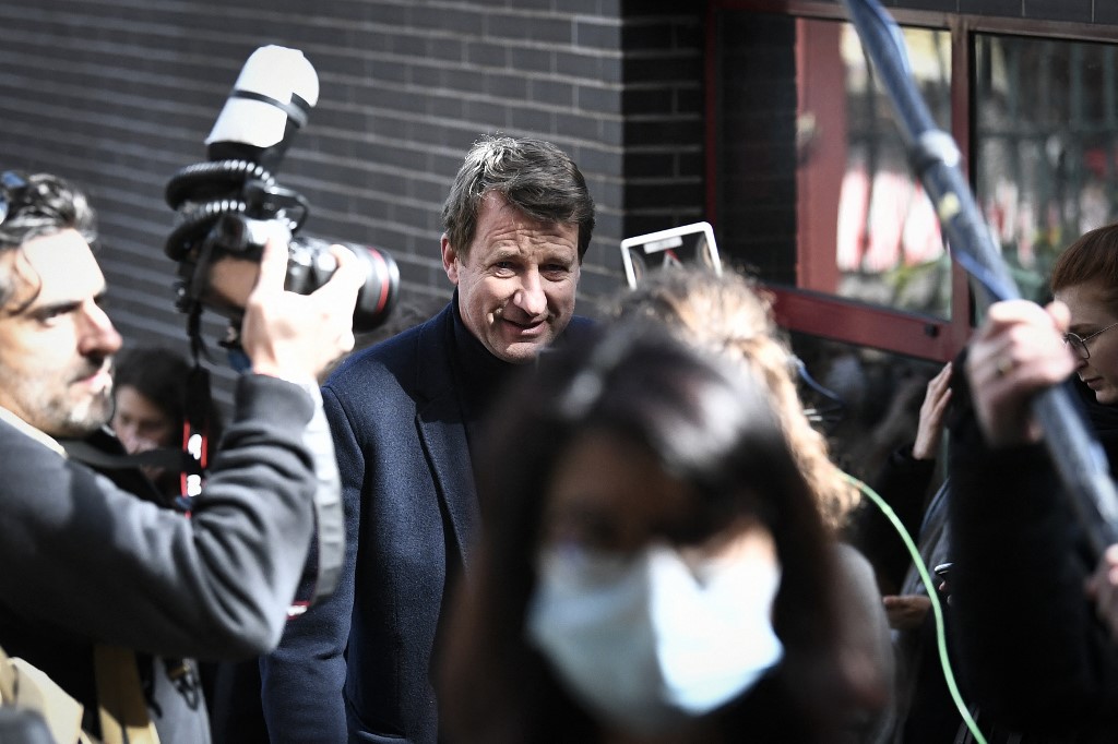 Yannick Jadot, candidat à la présidence du parti écologiste français Europe Ecologie – Les Verts (EELV), quitte après avoir voté pour le premier tour de l'élection présidentielle française dans un bureau de vote à Paris le 10 avril 2022 (Photo, AFP). 