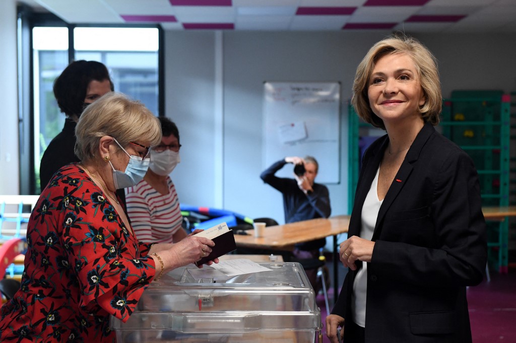 La droite française Les Républicains et ancienne candidate à la présidence Valérie Pecresse se prépare à voter à Vélizy-Villacoublay, au sud-ouest de Paris, le 24 avril 2022 (Photo, AFP).