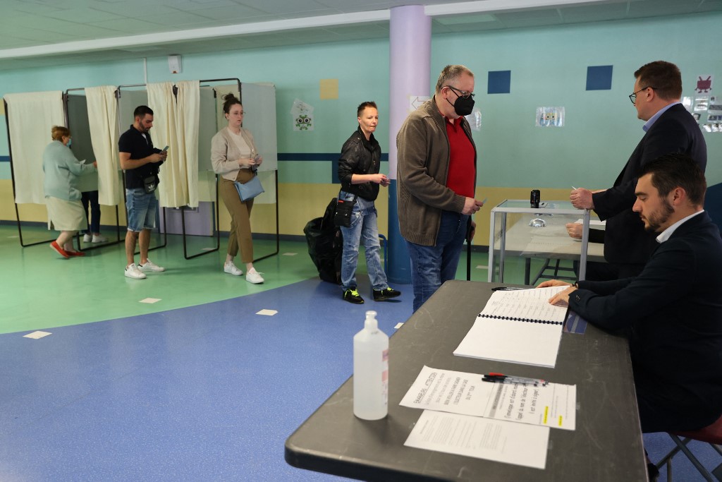 Les électeurs font la queue pour voter à Henin-Beaumont, dans le nord de la France, le 24 avril 2022 (Photo, AFP).