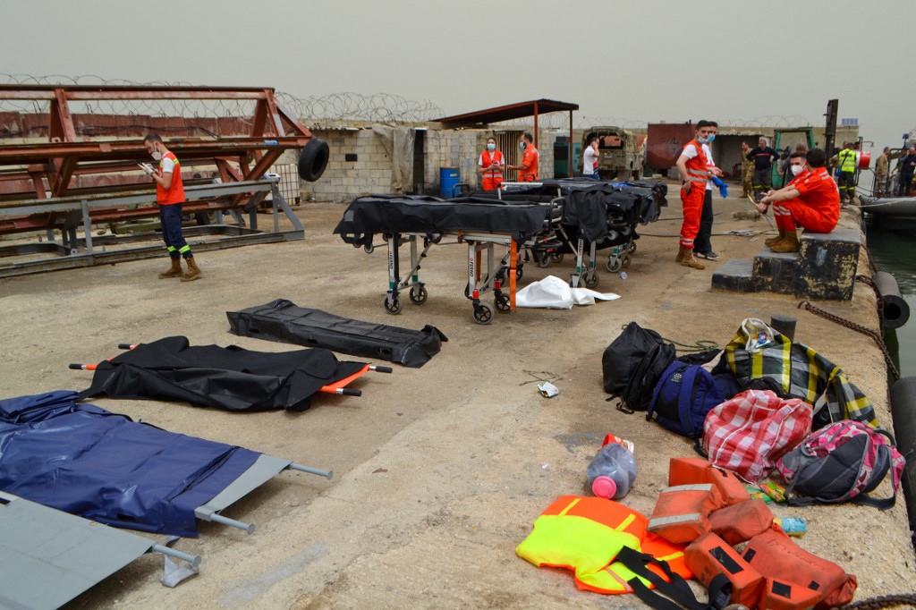 Des médecins attendent sur le quai alors que des soldats recherchent des survivants au large de la ville de Tripoli, au nord du Liban, le 24 avril 2022 (Photo, AFP).