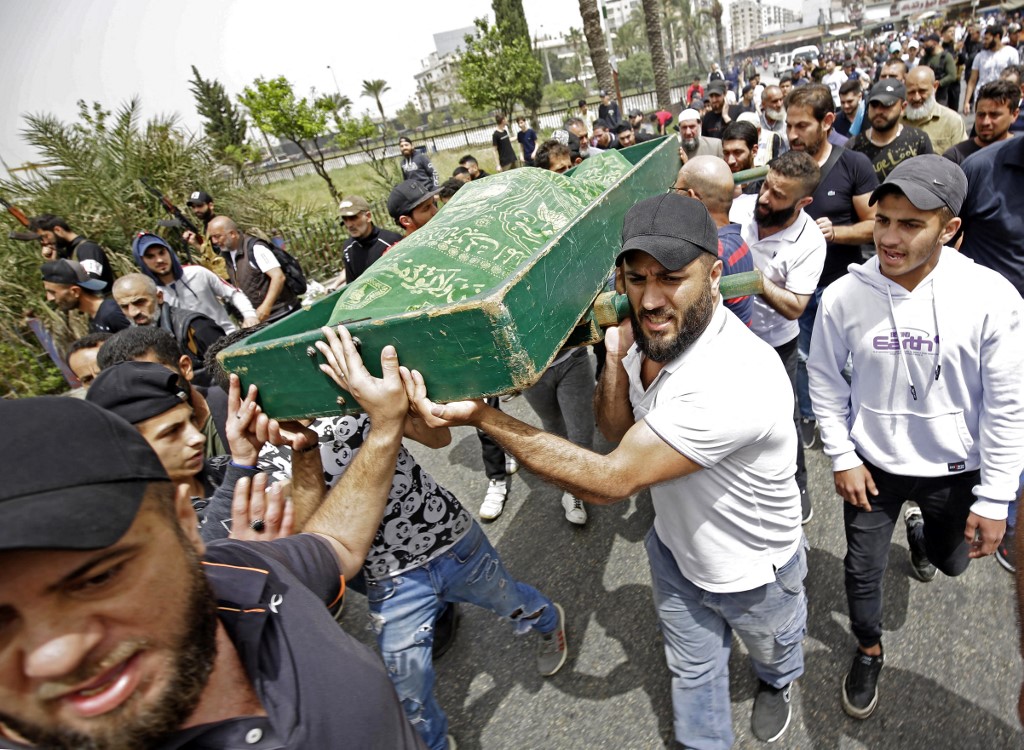 Au moins six personnes, dont une fillette de 18 mois, ont trouvé la mort samedi au large de la ville portuaire de Tripoli (Photo, AFP).