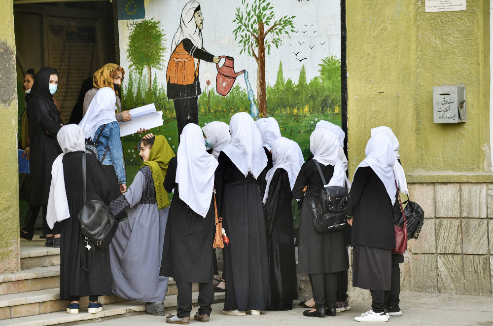 Sur cette photo d'archive prise le 23 mars 2022, des filles arrivent à leur école à Kaboul. (AFP)