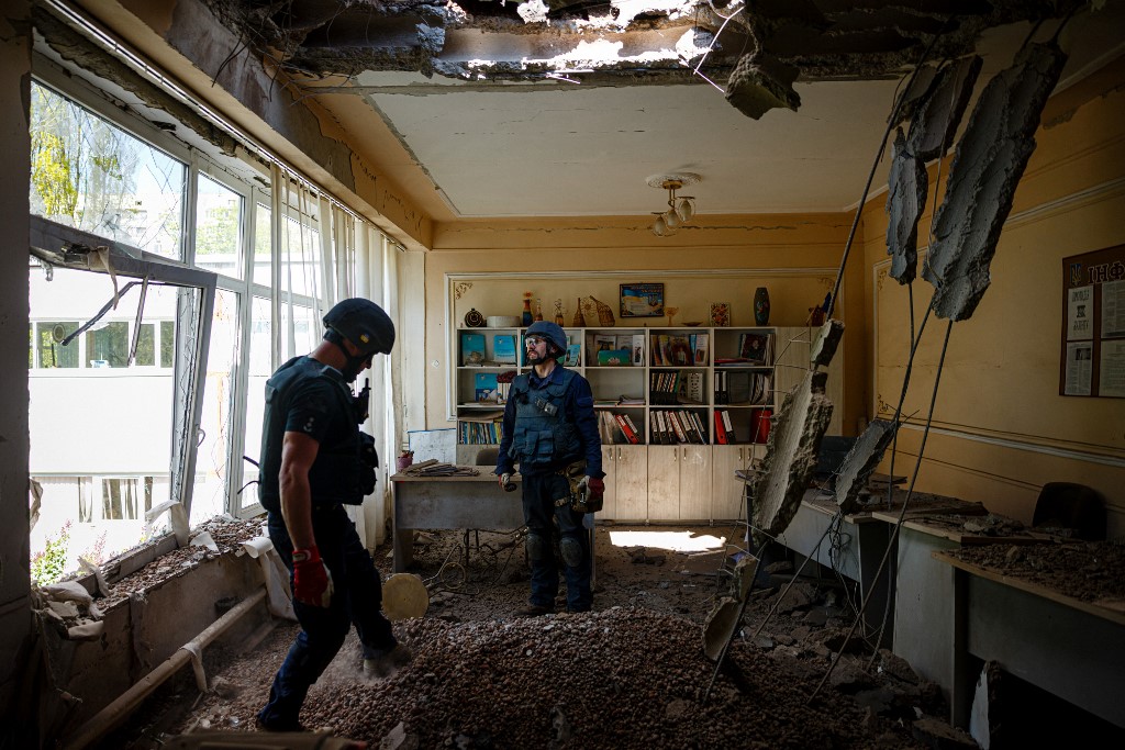 Des membres d'une équipe de déminage du Service national d'urgence d'Ukraine vérifient la présence d'engins non explosés dans un bâtiment scolaire à la suite d'un bombardement russe à Kharkiv, dans l'est de l'Ukraine, le 28 avril 2022, le 64e jour de l'invasion russe de l'Ukraine (Photo, AFP).