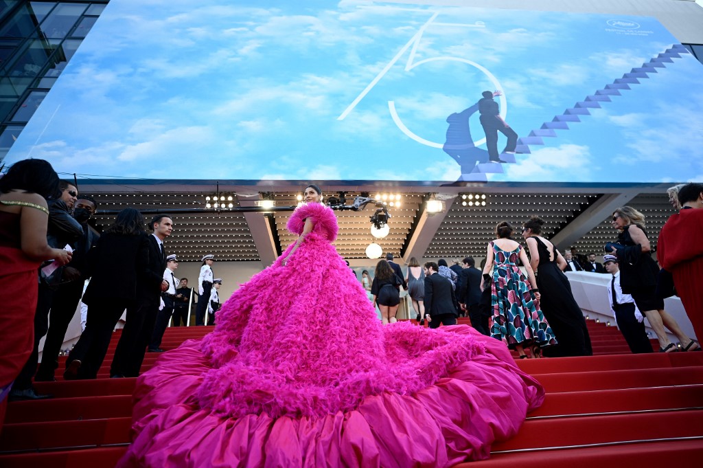 Un invité arrive pour assister à la projection de «Final Cut (Coupez !)» avant la cérémonie d'ouverture de la 75e édition du Festival de Cannes à Cannes, dans le sud de la France, le 17 mai 2022 (Photo, AFP).