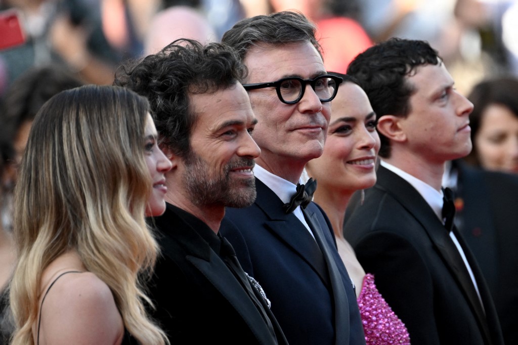 L'actrice italienne Matilda Anna Ingrid Lutz, l'acteur français Romain Duris, le réalisateur français Michel Hazanavicius, l'actrice franco-argentine Bérénice Bejo et l'acteur franco-britannique Finnegan Oldfield posent alors qu'ils arrivent pour assister à la projection de «Final Cut (Coupez !)» avant la cérémonie d'ouverture de la 75e édition du Festival de Cannes à Cannes, dans le sud de la France, le 17 mai 2022 (Photo, AFP).