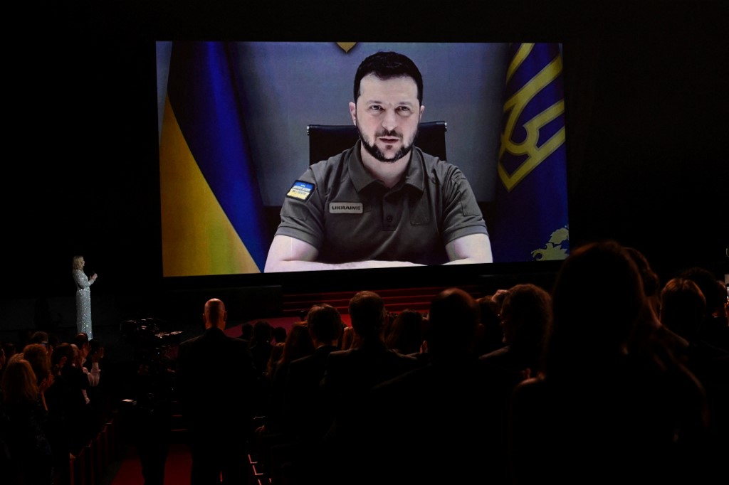 Le président ukrainien Volodymyr Zelensky s'adresse aux invités lors de la cérémonie d'ouverture de la 75e édition du Festival de Cannes à Cannes, dans le sud de la France, le 17 mai 2022 (Photo, AFP).