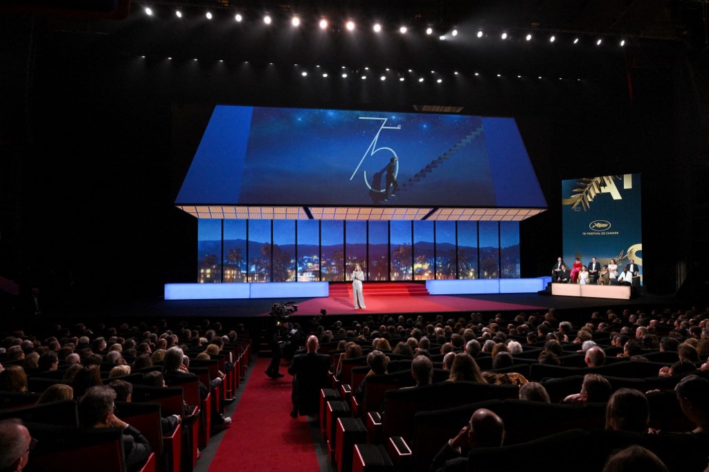 L'actrice belge Virginie Efira prononce un discours sur scène lors de la cérémonie d'ouverture de la 75e édition du Festival de Cannes à Cannes, dans le sud de la France, le 17 mai 2022 (Photo, AFP).