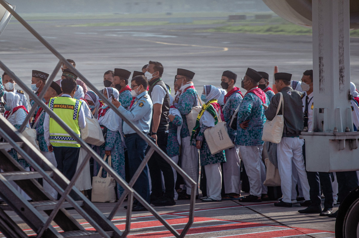 Des pèlerins indonésiens s'apprêtent à quitter l'aéroport international Juanda, à Surabaya, le 4 juin 2022. (Juni Kriswanto/AFP)