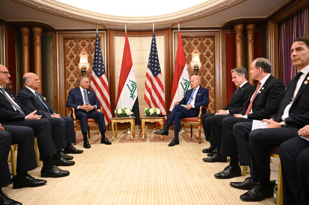 La rencontre entre M. Biden et M. Al-Kadhimi a eu lieu avant un sommet avec les dirigeants du Conseil de coopération du Golfe, de l'Égypte, de l'Irak et de la Jordanie à Djeddah. (AFP)