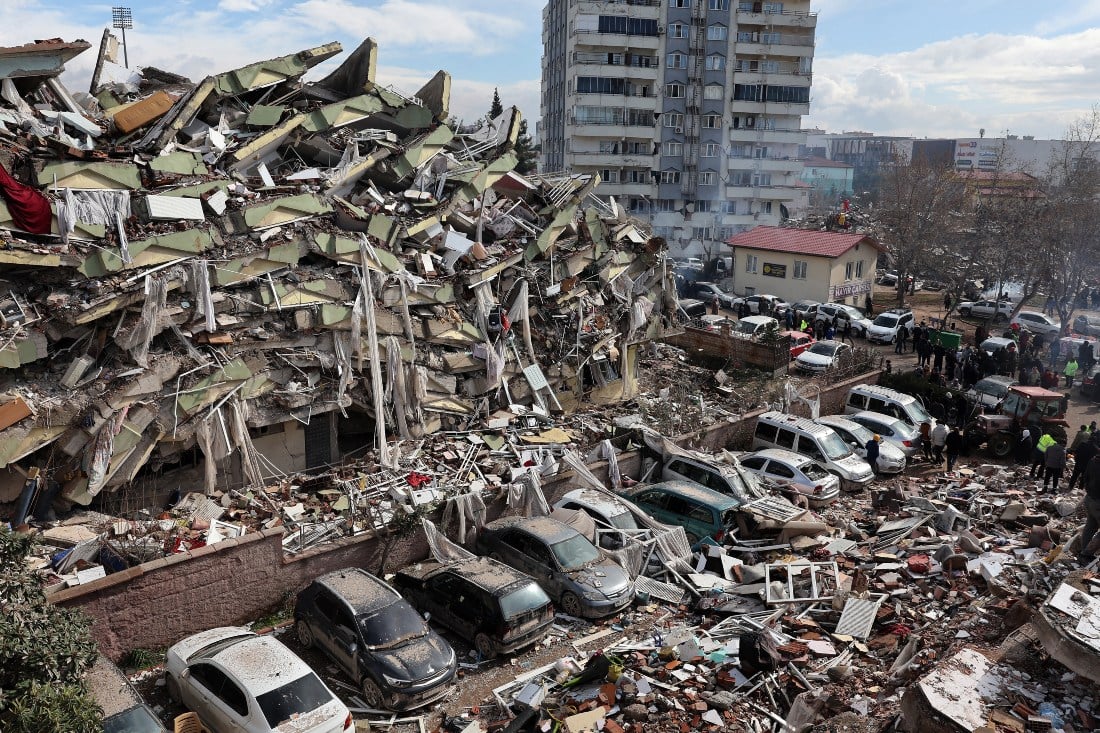 Des milliers de bâtiments se sont effondrés avec des milliers de personnes piégées à l'intérieur. (AFP)