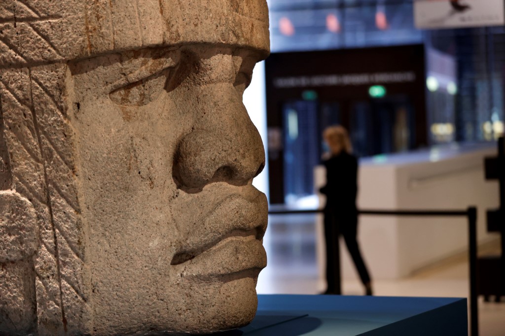 Un visiteur regarde les sacs exposés lors d'un aperçu presse de la prochaine exposition « Bags: Inside Out » au musée Victoria and Albert (V&A) à Londres le 9 décembre 2020. (AFP)