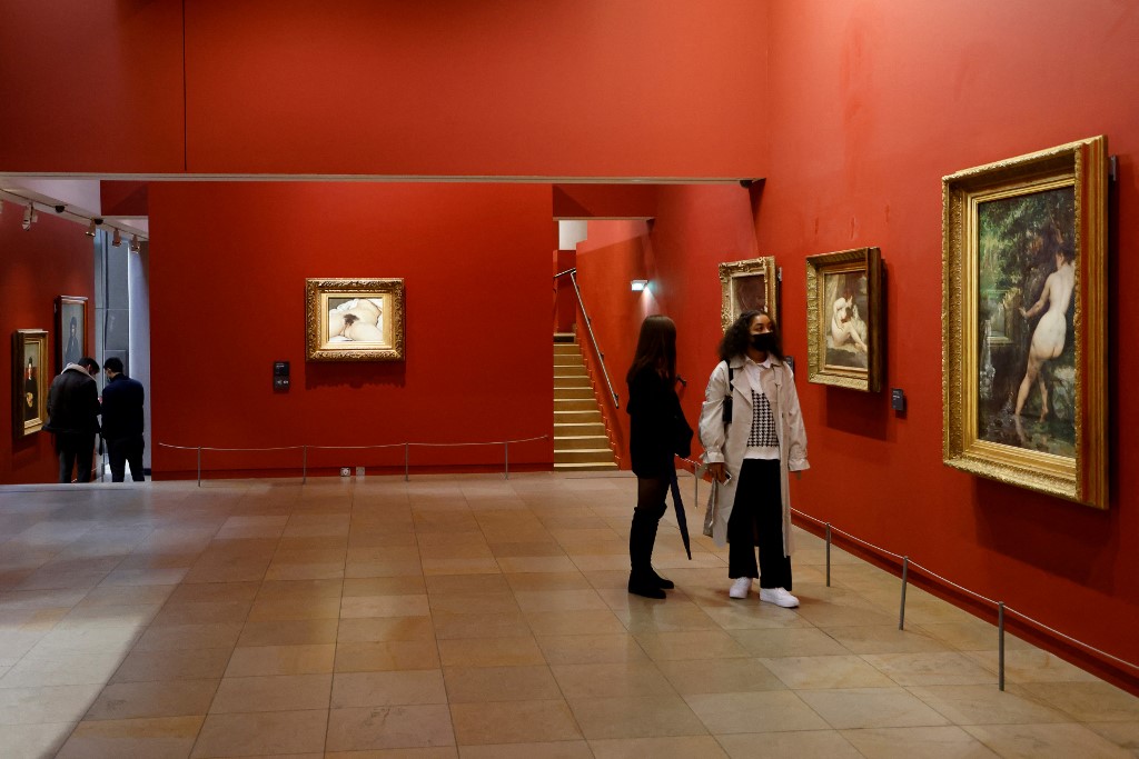 Des visiteurs marchent dans une salle présentant le tableau de Gustave Courbet «l'Origine du Monde» dans le musée d'Orsay sous-peuplé à Paris, le 13 octobre 2020. (Photo, AFP)