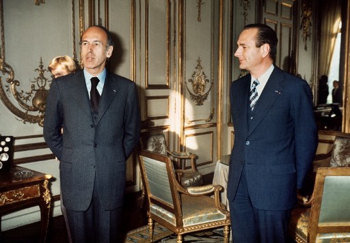 Le président français Valery Giscard d'Estaing s'entretenant avec le premier ministre de l'époque Jacques Chirac, le 24 décembre 1974, après que ce dernier ait reçu la Grand-Croix de l'Ordre National du Mérite, le 24 décembre 1974 (Photo, AFP/ Archives)