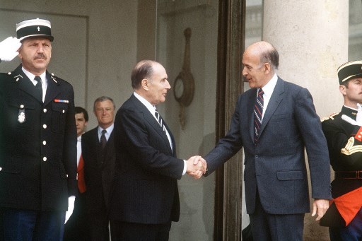 Le président français François Mitterrand serrant la main de Valery Giscard d'Estaing, lors d'une réunion à l'Elysée, le 26 mai 1983 (Photo, AFP/ Archives)