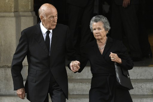 L'ancien président français Valery Giscard d'Estaing et son épouse Anne-Aymone après avoir assisté aux funérailles de l'héritière de L'Oréal, Liliane Bettencourt, à l'église Saint-Pierre à Neuilly-sur-Seine, près de Paris, le 26 septembre 2017 (Photo, AFP/ Archives)