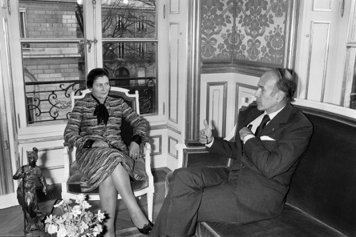 Simone Veil (ministre française de la Santé) reçue par le président français Valery Giscard d'Estaing à l'Elysée à Paris après l'adoption de la loi sur l'avortement par le Parlement français, le 29 novembre 1974 (Photo, AFP/ Archives)