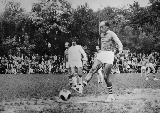 Ministre de l'Économie et des Finances et candidat à la présidentielle Valery Giscard d'Estaing joue au football à Chamalières pendant la campagne présidentielle, le 4 juin 1973 (Photo, AFP/ Archives)
