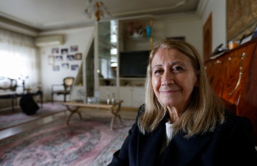 « Je compte les jours jusqu'à l'obtention de mon prochain visa », confie Mme Idriss, dans son salon à Damas où elle est entourée de photos de famille (Photo, AFP)