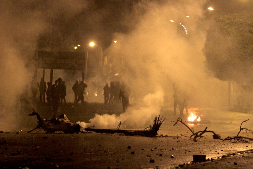 Des manifestants affrontent les forces de sécurité lors d'une manifestation dans la ville tunisienne de Siliana, capitale du gouvernorat du même nom, à environ 130 km au sud-ouest de la capitale Tunis, le 16 janvier 2021. (AFP)