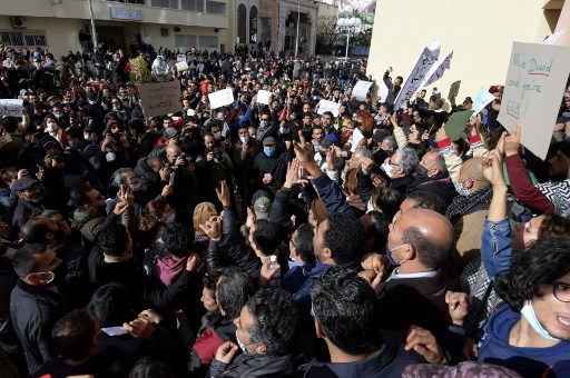 Des manifestants tunisiens font un geste en criant des slogans lors d'une manifestation anti-gouvernementale dans la capitale Tunis, le 23 janvier 2021. (AFP)