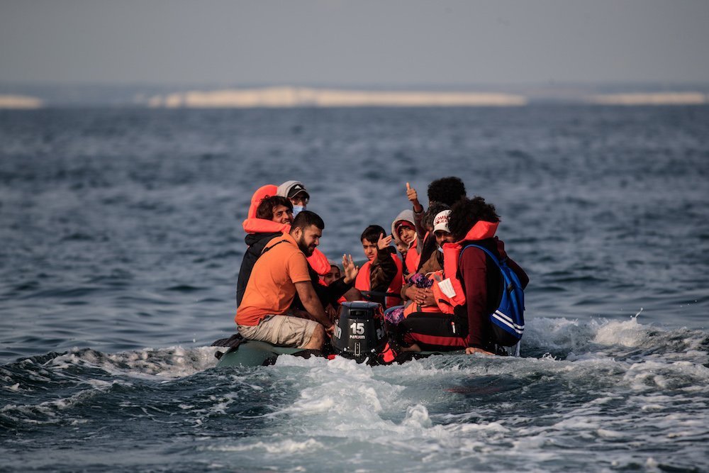4.	Des migrants, dont des femmes et des enfants, dans un canot pneumatique à l'approche de la côte sud de la Grande-Bretagne alors qu'ils traversent illégalement la Manche depuis la France le 11 septembre 2020 (AFP / Fichier Photo)