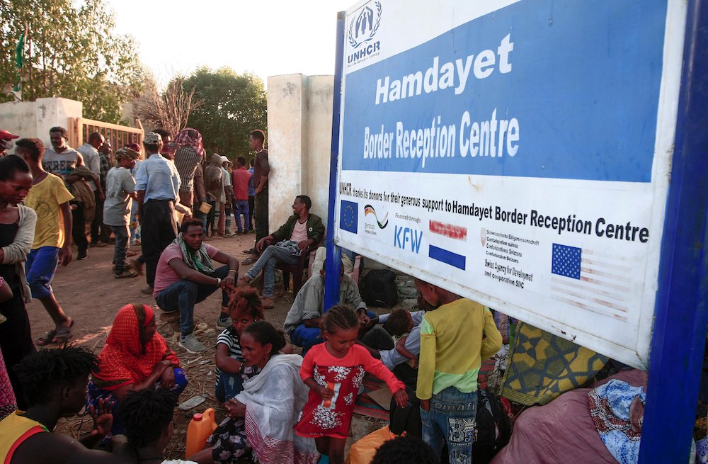 Des réfugiés éthiopiens qui ont fui d'intenses combats dans leur pays natal du Tigré, se rassemblent au centre d'accueil frontalier de Hamdiyet, dans l'État soudanais de Kasala, le 14 novembre 2020 (AFP / Photo d’Archive) 