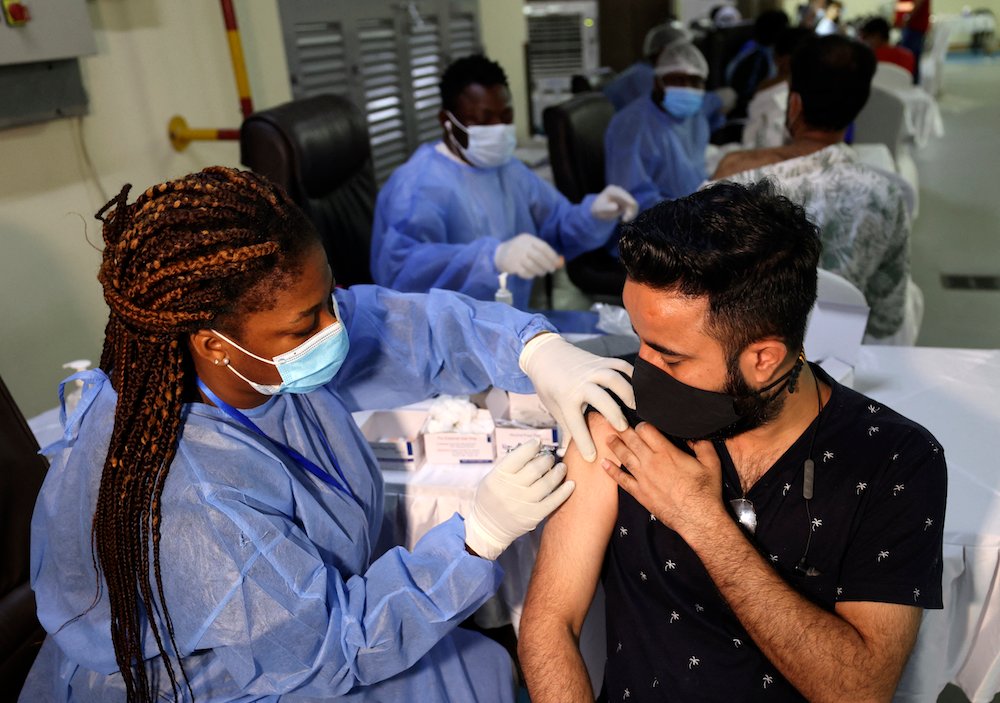 Une soignante administre le vaccin chinois contre la COVID-19 de Sinopharm à un homme au temple Guru Nanak Darbar Gurudwara à Dubaï, le 28 février 2021. (AFP/File Photo)