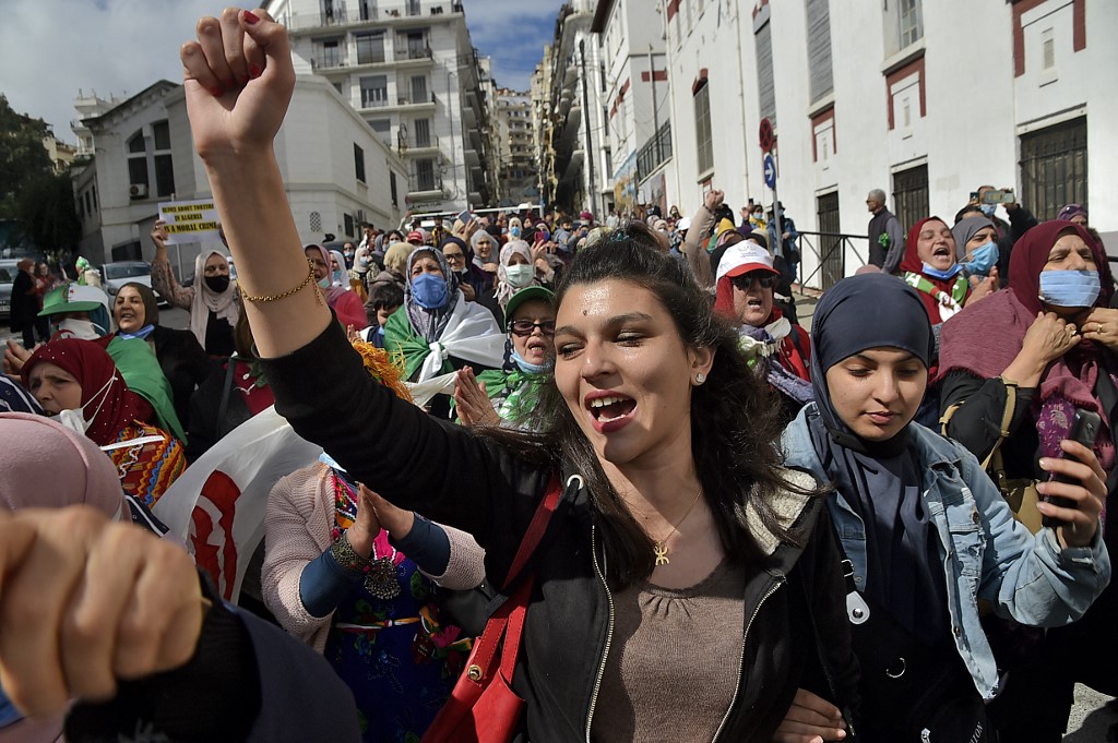 Des femmes algériennes scandent des slogans lors d'une manifestation à le 8 mars 2021.(AFP)