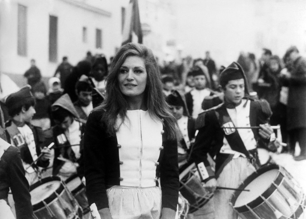 Dalida dans les rues de Montmarte, en 1968. (AFP)