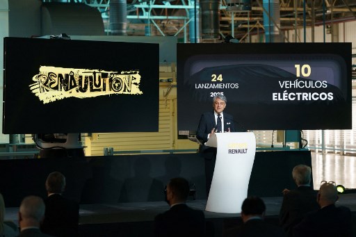 Le 23 mars 2021, le PDG de Renault, Luca de Meo, prononce un discours à l'usine Renault de Villamuriel, près de Palencia, dans le nord de l'Espagne