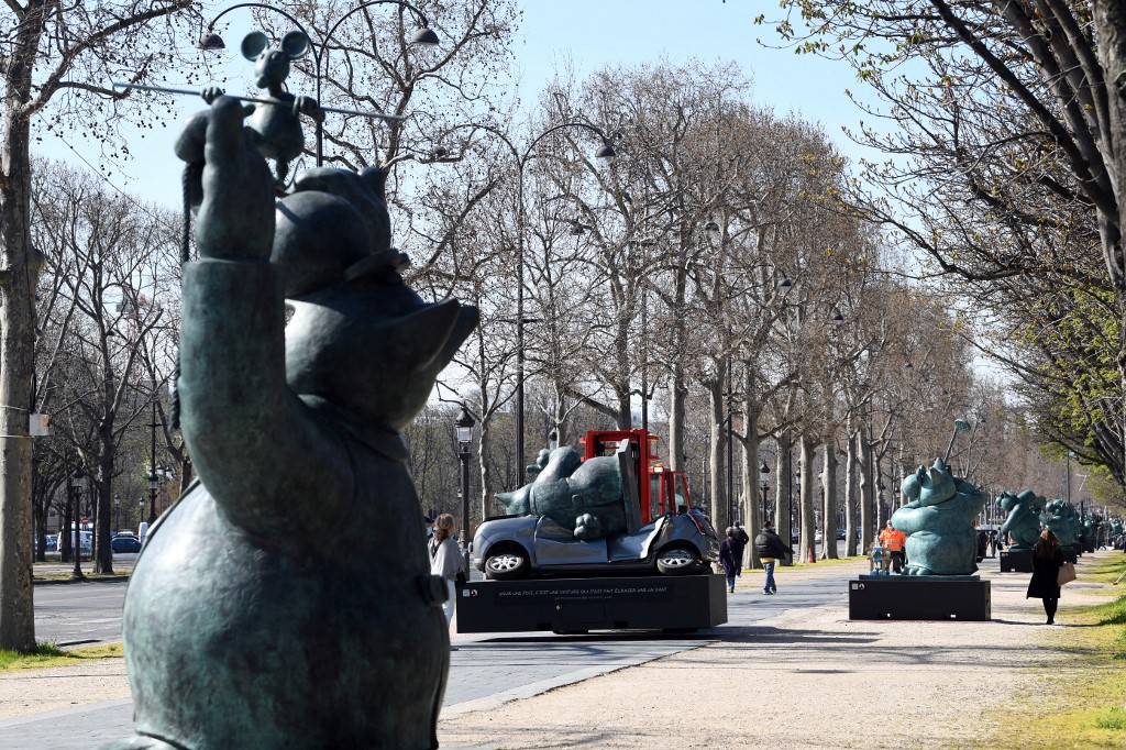 Les Chats De Geluck Apportent De L Humour Sur Les Champs Elysees Arabnews Fr