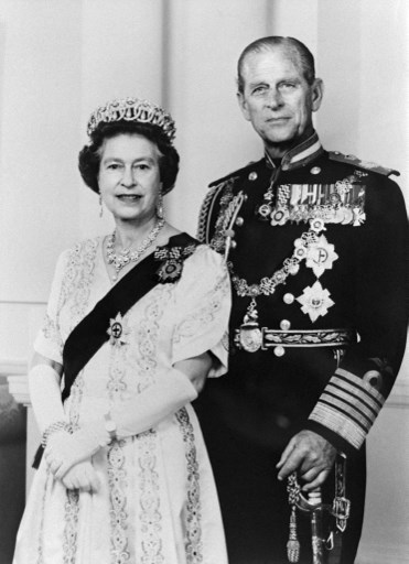 FICHIERS) Dans ce fichier, photo prise le 1er juin 1987. Portrait officiel publié en juin 1987 et pris au palais de Buckingham montrant la reine britannique Elizabeth II et le prince Philip, duc d'Édimbourg. Le mari de la reine Elizabeth II, le prince Philip, âgé de 99 ans, qui a récemment été hospitalisé et a subi une intervention cardiaque réussie, est décédé le 9 avril 2021, a annoncé le palais de Buckingham. PISCINE / AFP