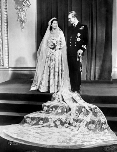 La princesse Elizabeth (future reine Elizabeth II) et Philip, duc d'Édimbourg posent le jour de leur mariage au palais de Buckingham à Londres le 20 novembre 1947. (AFP)