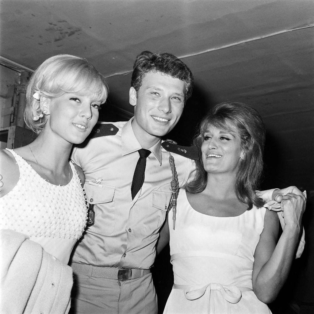 Dalida aux côtés de Johnny Hallyday et Sylvie Vartan, en 1964. (AFP)