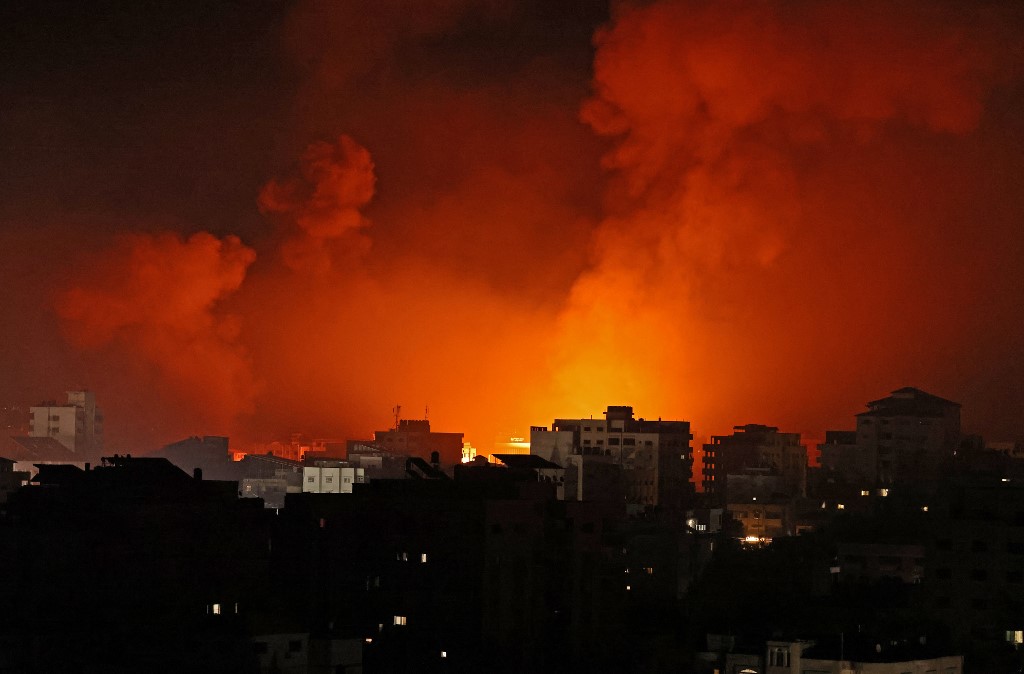 De la fumée s'échappe d'un incendie à la suite de frappes aériennes israéliennes sur plusieurs cibles dans la ville de Gaza, contrôlées par le mouvement palestinien Hamas, à l'aube du 16 mai 2021. (Photo, AFP)