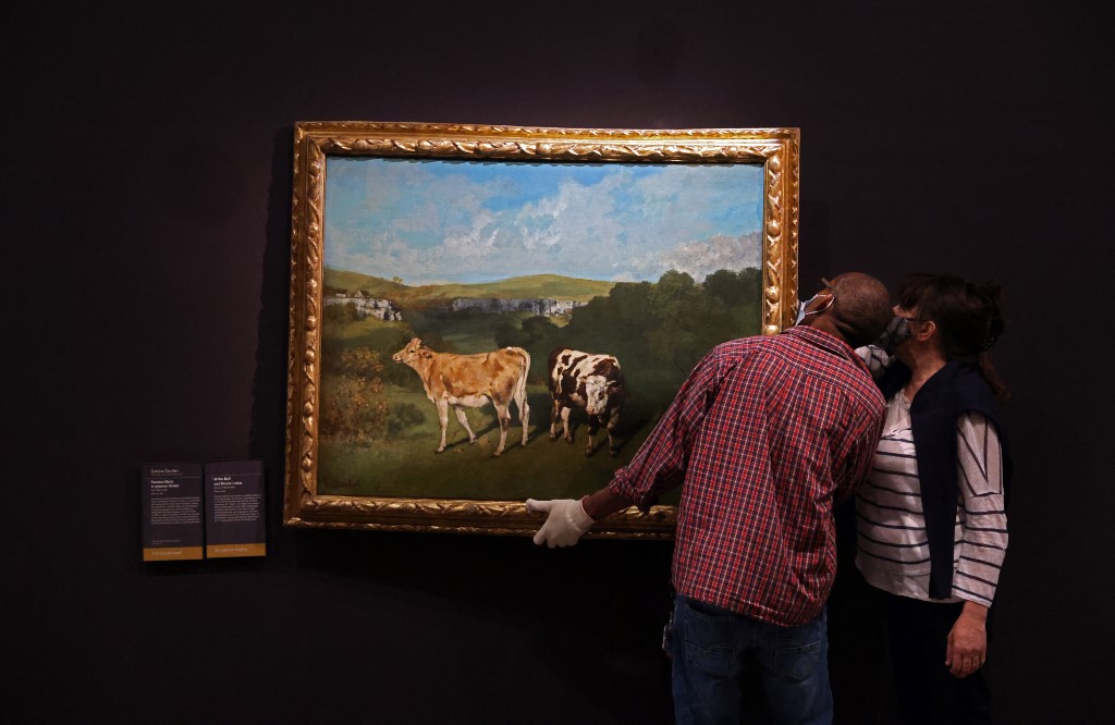 Le tableau intitulé «Taureau blanc et génisse blonde», de l’artiste français Gustave Courbet, dans le cadre de la préparation de la réouverture du musée d’Orsay à Paris, le 17 mai 2021. (Photo, AFP)