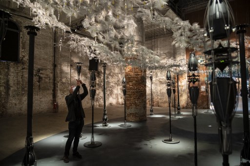 «Groove» de Philip Beesley au pavillon du Canada, à la Biennale d'architecture de Venise. (Marco Bertorello/AFP)