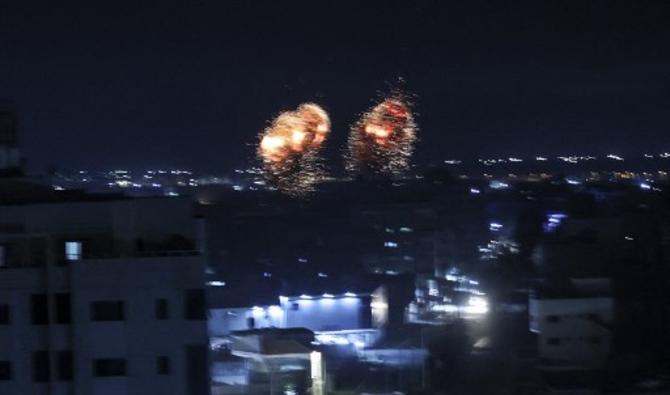 Des explosions illuminent le ciel de Gaza alors que les forces israéliennes bombardent l'enclave palestinienne, tôt le 16 juin 2021. (Photo, AFP)