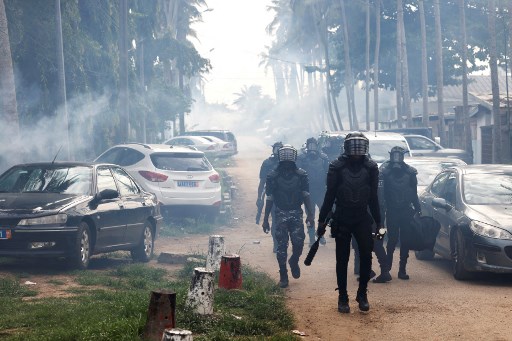 Peu avant l'atterrissage vers 16H30 (GMT et locales) de l'ex-président Laurent Gbagbo, des journalistes ont entendu des tirs et vu des fumées de gaz lacrymogènes, tout près de l'aéroport (Photo, AFP)