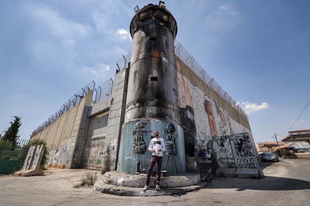 Pour le jeune homme de 32 ans, raconter avec ses pinceaux la vie sous occupation israélienne est vitale pour garantir que le monde n'oublie pas le conflit israélo-palestinien.