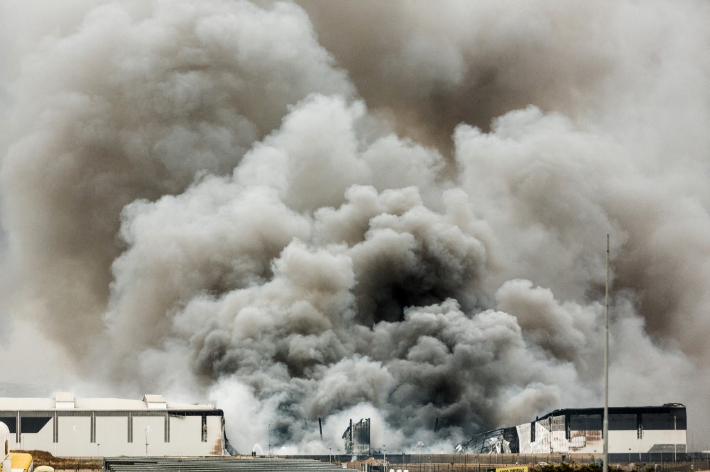 De la fumée s'échappe d'un bâtiment Makro incendié pendant la nuit à Umhlanga, au nord de Durban, le 13 juillet 202