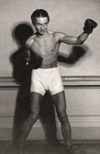 Dans cette photo d’archives prise à Varsovie avant la Seconde Guerre mondiale et publiée par Eleonora Szafran le 26 août 2021, le boxeur d'Auschwitz Tadeusz «Teddy» Pietrzykowski pose dans son équipement de sport. Le boxeur est devenu connu sous le nom de «Champion d'Auschwitz» - le titre d'un nouveau film basé sur son histoire - pour avoir remporté des dizaines de matchs dans le camp d'extermination nazi allemand. (Polycopié / Document de famille/AFP)